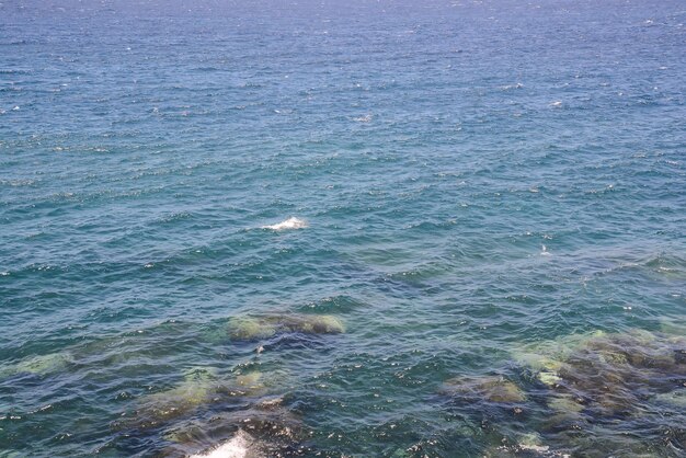 Patrón de textura de agua azul al mediodía en el Océano Atlántico