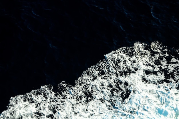 Patrón de textura de agua azul al mediodía en el Océano Atlántico