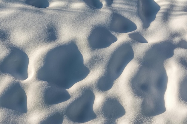 El patrón y la textura de la nieve profunda después de una nevada Fondo de invierno abstracto