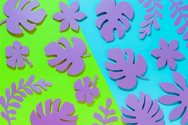 Patrón tropical de luz solar de moda hecho con flores de papel púrpura brillante y hojas sobre fondo azul verde como telón de fondo o textura Concepto floral mínimo Fondo de pantalla para su diseño Arte de papel