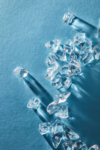 Patrón de trozos de hielo de vidrio transparente con sombras