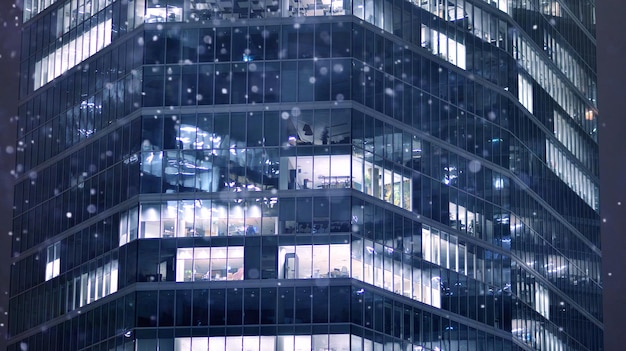 Patrón de ventanas de edificios de oficinas iluminadas por la noche Edificio corporativo de arquitectura de vidrio en