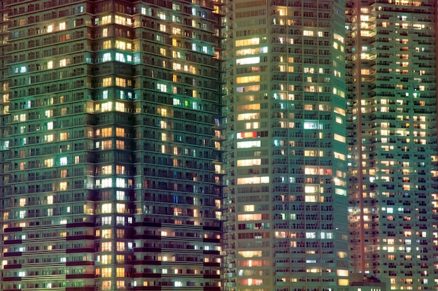 Patrón de ventanas residenciales nocturnas muy detallado de la ciudad moderna en Tokio, Japón