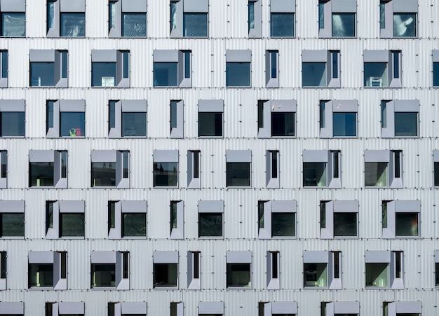 Patrón de ventanas de vidrio en el edificio de la residencia