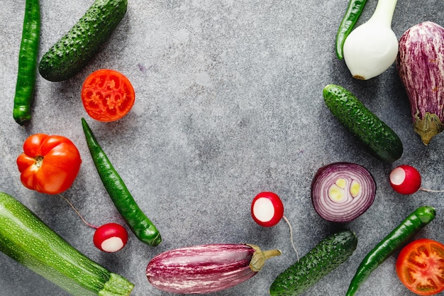 Patrón de verano colorido con diferentes verduras frescas sobre un fondo gris Vista superior plana