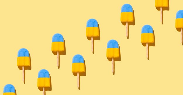 Patrón de verano de luz solar de moda hecho con helado azul amarillo sobre fondo amarillo claro brillante Concepto mínimo de verano