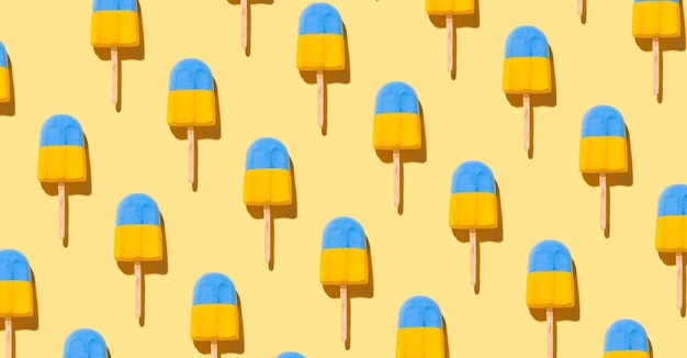 Patrón de verano de luz solar de moda hecho con helado azul amarillo sobre fondo amarillo claro brillante Concepto mínimo de verano