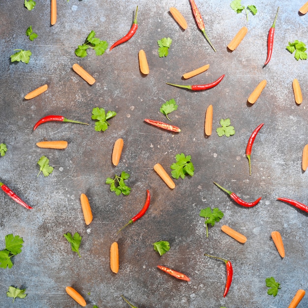 Patrón de verduras frescas en piedra oscura.