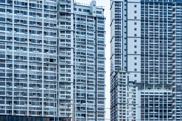 Patrón de vidrio de ventana de edificio de oficinas en la mañana Concepto de negocio diurno de edificio corporativo de arquitectura de vidrio