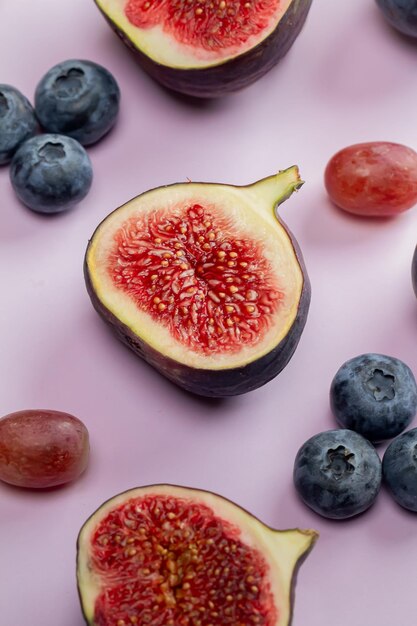 Patrón de vista superior endecha plana Fruta exótica fresca sobre un hermoso fondo púrpura Sombra suave