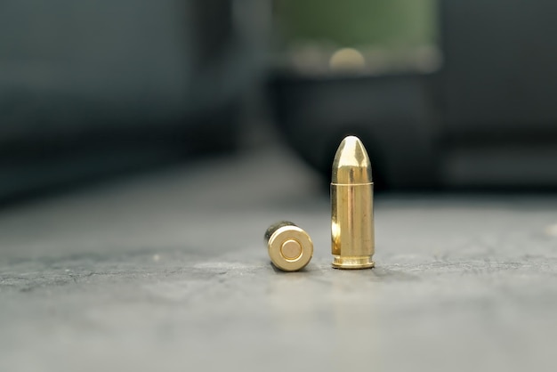 Patronen mit scharfer Munition in Nahaufnahme liegen auf dem Tisch