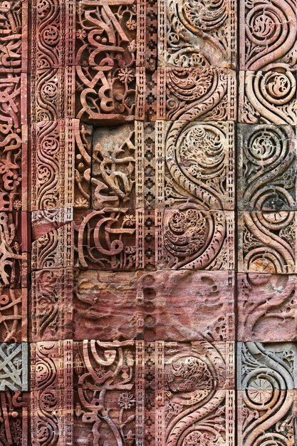Patrones decorativos de pared del complejo Qutb en el sur de Delhi, India, cerca del antiguo bajorrelieve