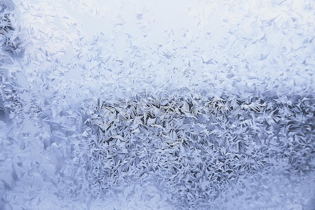 patrones de escarcha en el cristal de la ventana, fondo abstracto nieve de invierno