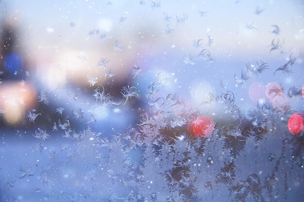 patrones de escarcha en el cristal de la ventana, fondo abstracto nieve de invierno