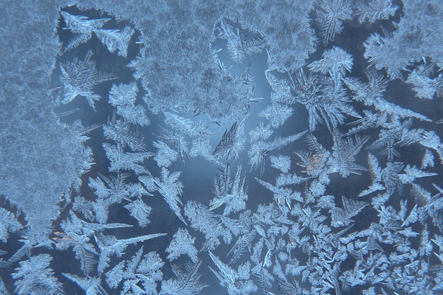 Patrones de hielo en ventana congelada