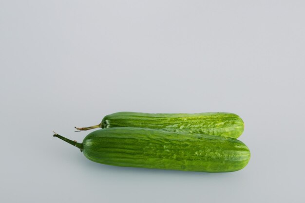 Patrones ingeniosos de pepino en madera natural