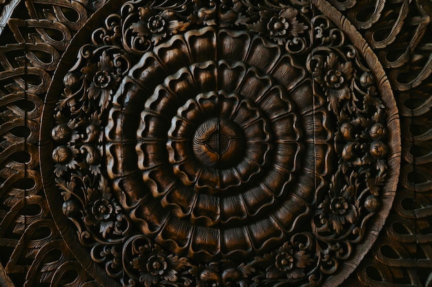 patrones tallados en fondo de madera o estandarte en colores oscuros
