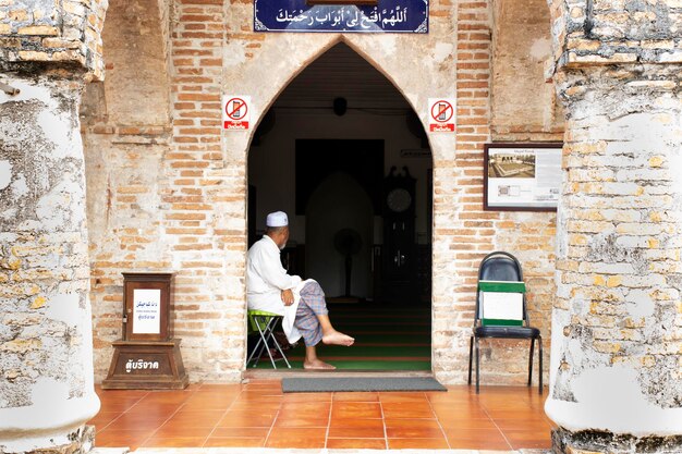 PATTANI TAILÂNDIA 15 de agosto tailandês velho muçulmano ou Tok Guru trabalhando controle e segurança na Mesquita Krue Se ou Masjid Kerisik no distrito de Tanjong Lulu em 15 de agosto de 2019 em Pattani Tailândia