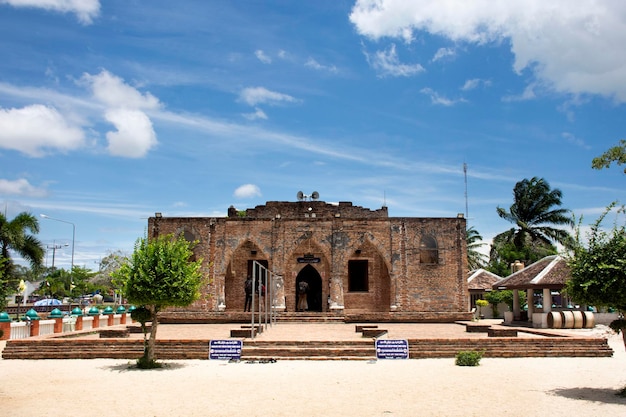 PATTANI TAILÂNDIA 16 de agosto Pessoas tailandesas e viajantes estrangeiros visitam e respeitam rezando na Mesquita Krue Se ou Masjid Kerisek no distrito de Tanyong Luloon em 16 de agosto de 2019 em Pattani Tailândia