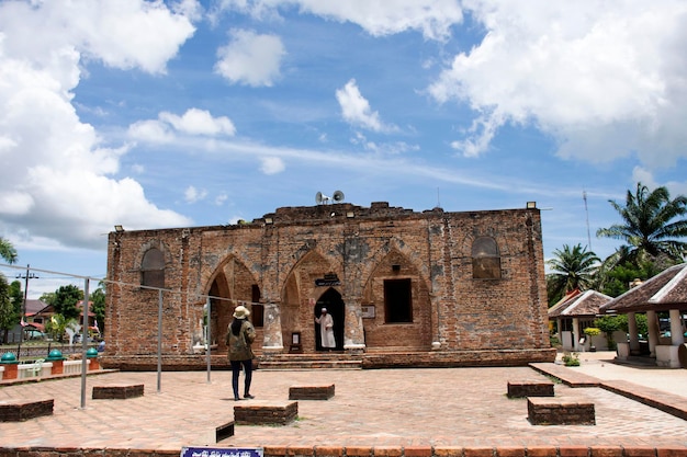 PATTANI TAILANDIA 16 de agosto Los tailandeses y los viajeros extranjeros visitan y respetan la oración en la mezquita Krue Se o Masjid Kerisek en el distrito de Tanyong Luloon el 16 de agosto de 2019 en Pattani Tailandia