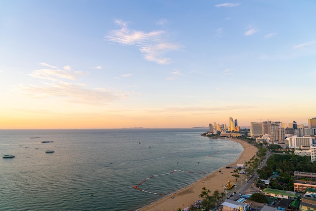 Pattaya Chonburi Tailandia 8 de noviembre de 2021 El hermoso paisaje y paisaje urbano de la ciudad de Pattaya es un destino popular en Tailandia