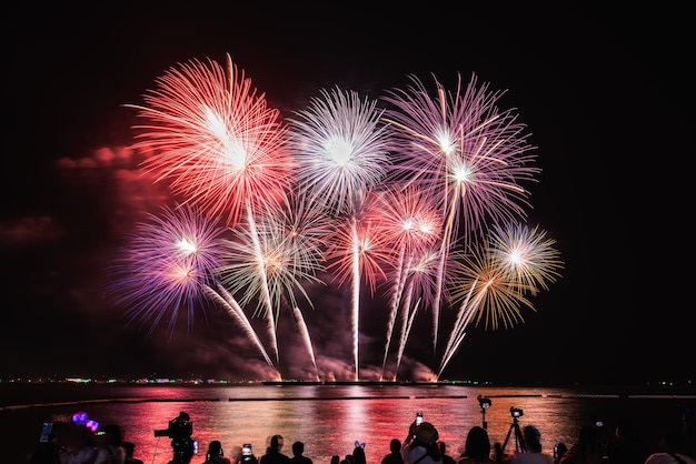 PATTAYA CHONBURI TAILANDIA NOVIEMBRE Hermosas luces en la noche coloridos fuegos artificiales en Pattaya