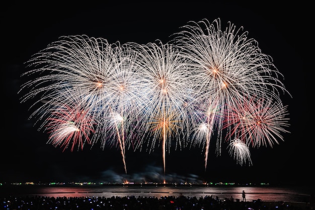 PATTAYA CHONBURI TAILANDIA NOVIEMBRE Hermosas luces en la noche coloridos fuegos artificiales en Pattaya