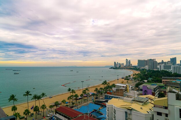 Pattaya Chonburi Thailand - 9. November 2021: Die wunderschöne Landschaft und die Skyline der Stadt Pattaya ist ein beliebtes Reiseziel in Thailand.