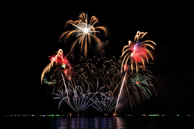 PATTAYA CHONBURI THAILAND Echtes Feuerwerk in der Bucht von Pattaya