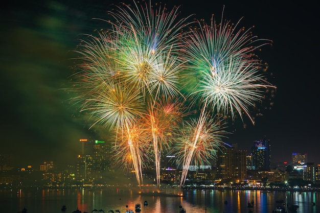 PATTAYA, TAILÂNDIA - 30 DE NOVEMBRO DE 2019: Porto de fogos de artifício coloridos e fogos de artifício internacionais no Pattaya International Fireworks Festival