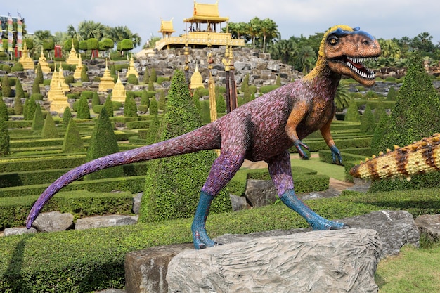 Pattaya, Tailandia-28 de enero de 2022: La estatua de los dinosaurios es hermosa para viajar en vacaciones en el Jardín Botánico Tropical de Nong Nooch