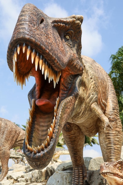 Pattaya, Tailandia-28 de enero de 2022: La estatua de los dinosaurios es hermosa para viajar en vacaciones en el Jardín Botánico Tropical de Nong Nooch