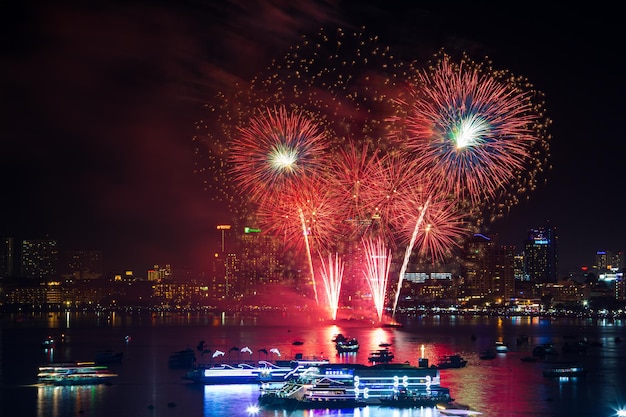 Pattaya, tailândia - 30 de novembro de 2019: porto de fogos de artifício coloridos e fogos de artifício internacionais no pattaya international fireworks festival