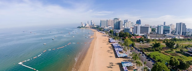 Pattaya Tailândia uma vista da estrada da praia com hotéis e edifícios de arranha-céus