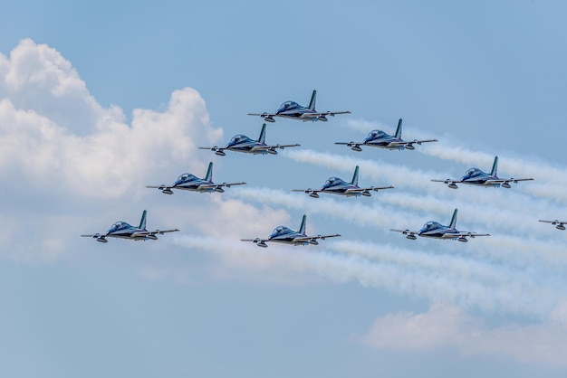 Foto pattuglia acrobatica nazionale en movimiento