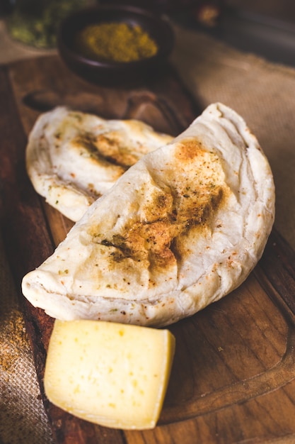 Patty de queijo em uma tábua de madeira