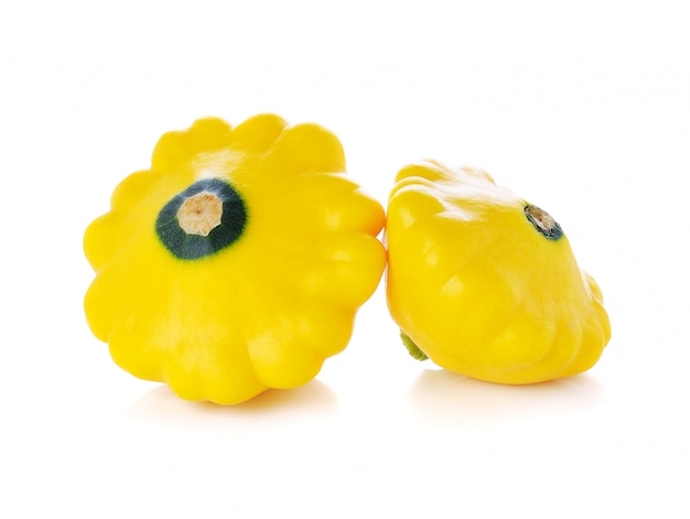 Patty pan amarillo calabaza en blanco