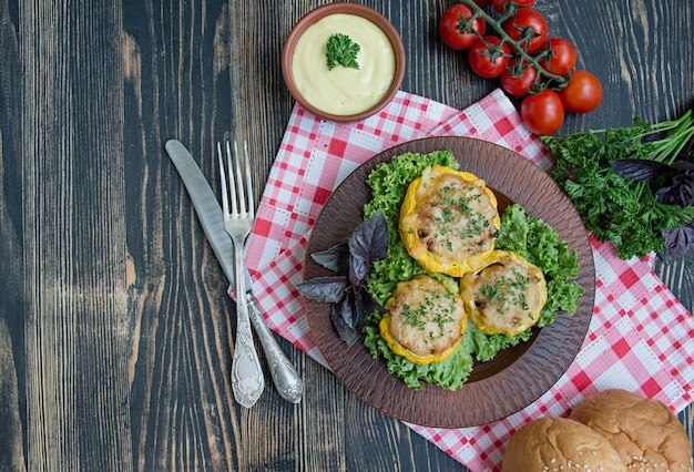 Patty Pan Squash assado recheado com carne e queijo, verduras.