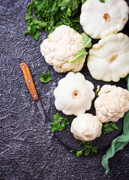 Foto pattypan de calabaza y coliflor. enfoque selectivo