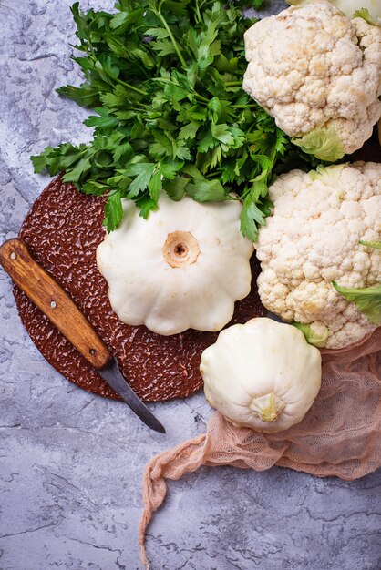 Pattypan-Kürbis und Blumenkohl.