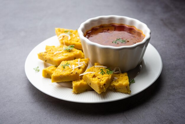 Patwadi o patvadi o Patodi Rassa es un plato tradicional de Maharashtrian en el que el sabroso Besan vadi se sirve con curry picante picante