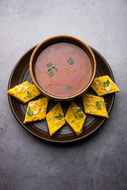 Patwadi o patvadi o Patodi Rassa es un plato tradicional de Maharashtrian en el que el sabroso Besan vadi se sirve con curry picante picante