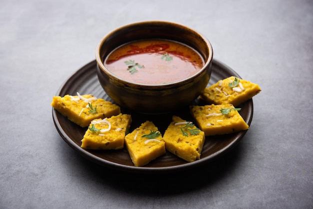 Patwadi oder Patvadi oder Patodi Rassa ist ein traditionelles Gericht aus Maharashtra, bei dem herzhaftes Besan Vadi mit scharfem Curry serviert wird