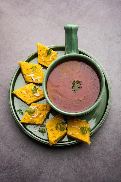 Patwadi ou patvadi ou Patodi Rassa é um prato tradicional do Maharashtrian em que o saboroso Besan vadi é servido com curry picante