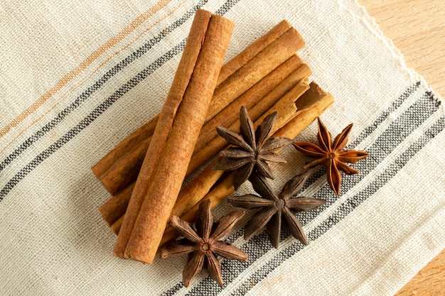 Pau de canela e fundo de anis estrelado