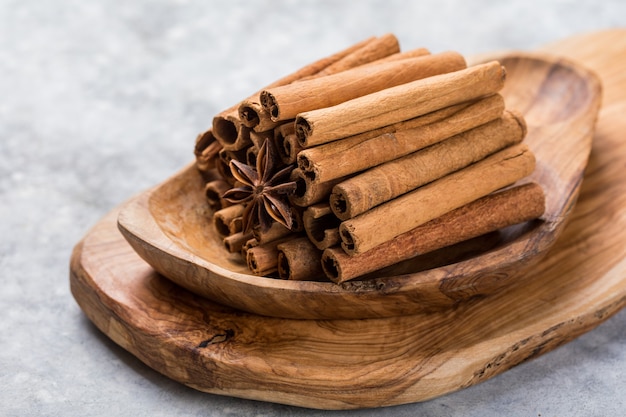 Pau de canela em uma mesa de madeira rústica