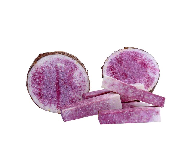 Foto pau e cubo de raiz de taro isolados no fundo branco