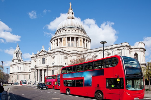 Paul Cathedral mit London Bus