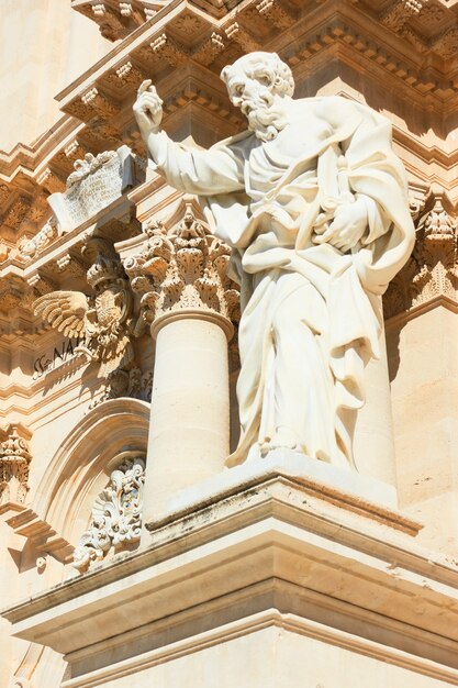 Paulus der Apostel - Statue an der Fassade der Kathedrale von Syrakus, Sizilien, Italien