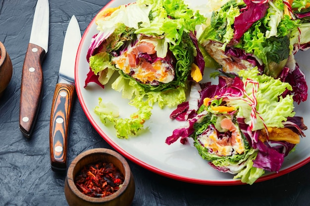 Foto paupiette aus salat,lachs und getrockneten aprikosen.lachssalat mit grünen blättern